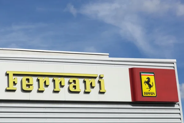 Ferrari логотип на фасаде — стоковое фото