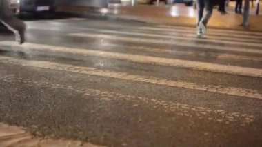 Городские улицы с автомобилями - люди пересечь улицу - пешеходный переход - тени людей - ночь - крупным планом на ногах - timelapse — стоковое видео