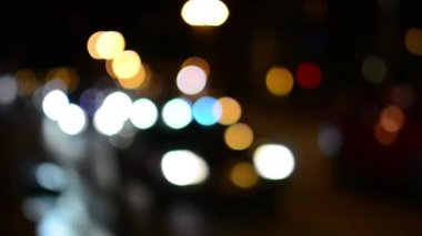 Ночной город - ночной улице с автомобилями - лампы - фар автомобиля - мягкие размыто — стоковое видео