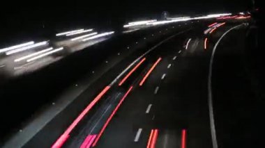 Автомобили уличного движения в ночном промежутке времени — стоковое видео
