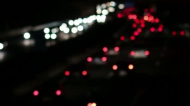 Автомобили уличного движения ночью запятнаны — стоковое видео