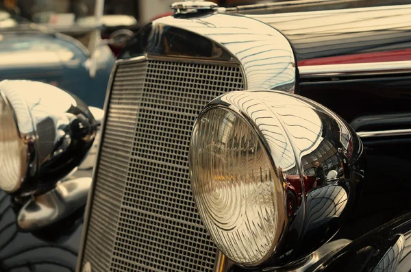Большой красивый круглыми фарами старых автомобилей крупным планом — стоковое фото