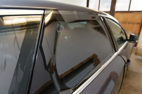 Тонирование стекла в машине — стоковое фото
