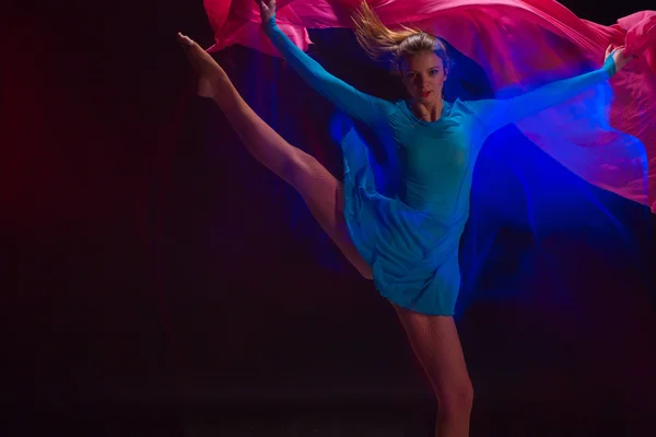 Фото эмоциональный танец искусство красивой голубой женщины — стоковое фото