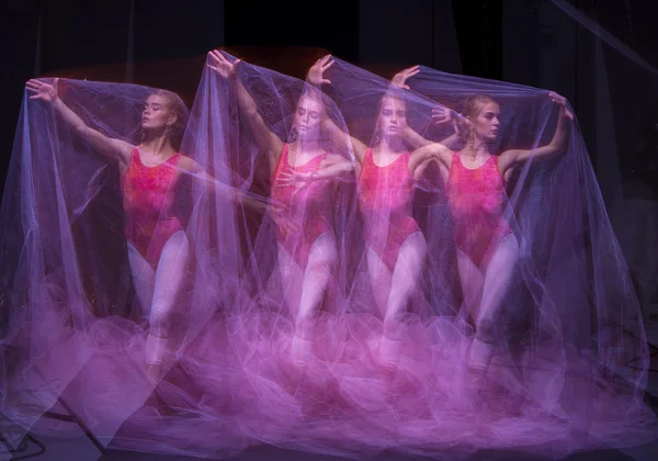 Фотография как искусство - чувственный и эмоциональный танец красивой балерины через завесу — стоковое фото