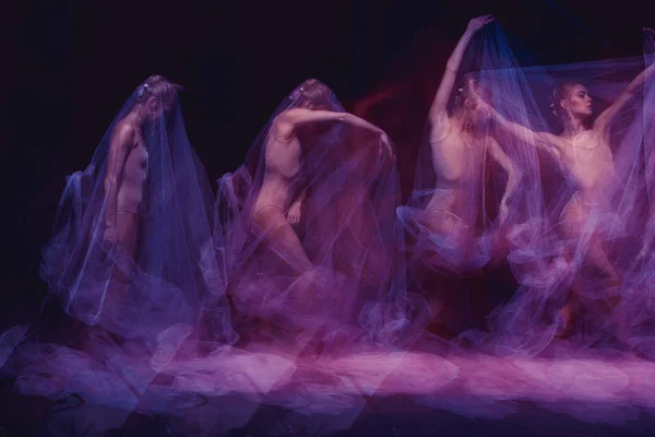 Чувственный и эмоциональный танец красивых балерина через завесу — стоковое фото