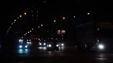 Полицейский автомобиль на дороге города ночью — стоковое видео