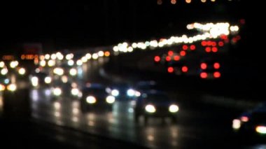 Уличное движение ночью — стоковое видео