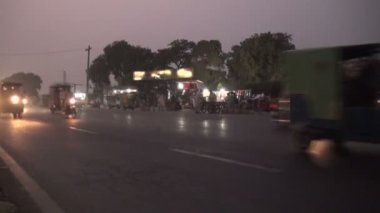 Трафик в сумерках в Лахоре — стоковое видео