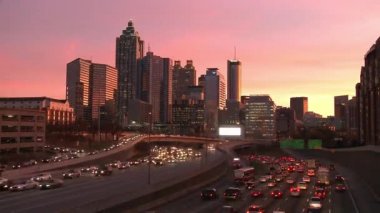 Атланта Skyline с трафиком ниже — стоковое видео