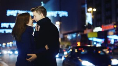 Молодая пара поцелуи на фоне города ночью и размытые фонари наборы — стоковое видео