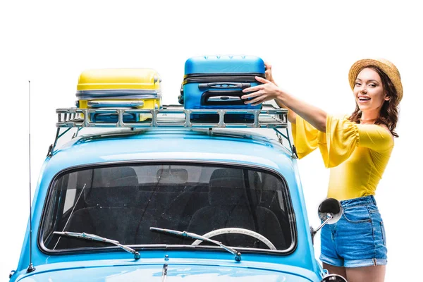 Женщина, сдачи багажа на крыше автомобиля — стоковое фото