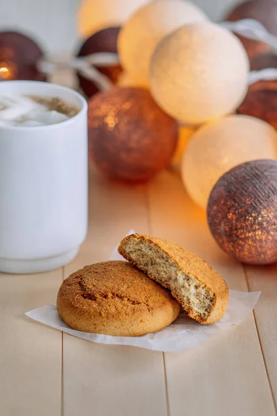 Сладкое печенье на деревянных естественный фон. Вблизи cookie является белая чашка с кофе и Белый зефир. В фоновом режиме свечение круглые фары — стоковое фото
