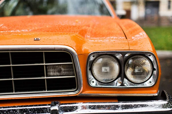 Оранжевый ретро классический автомобиль — стоковое фото