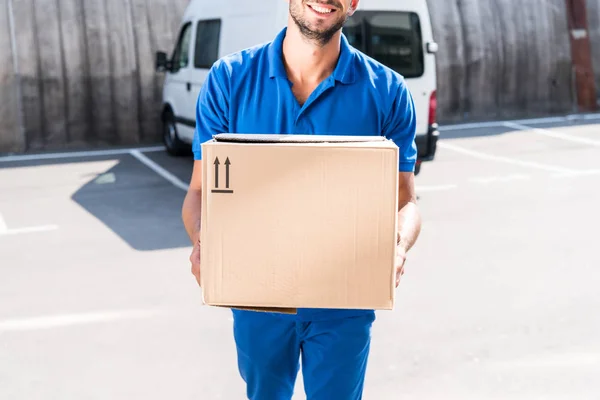 Доставка человек с картонной коробке — стоковое фото
