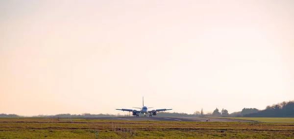 Airbus 320 посадку в аэропорт Нант — стоковое фото