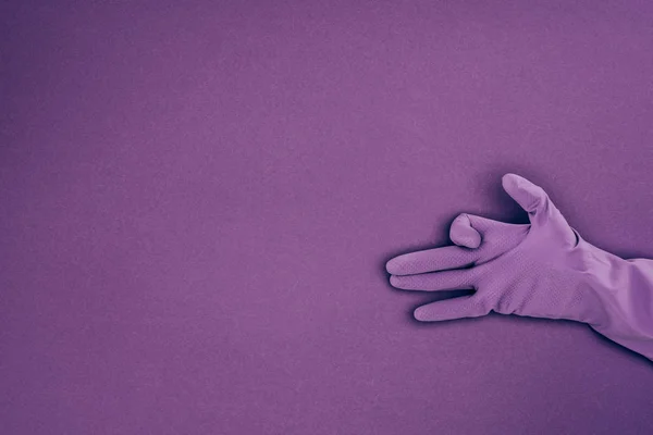 Обрезанное Изображение Женщины Показаны Знак Рукой Резиновые Защитные Перчатки Изолированные — стоковое фото