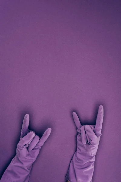 Обрезанное Изображение Женщины Признаки Рок Резиновые Защитные Перчатки Изолированные Фиолетовый — стоковое фото