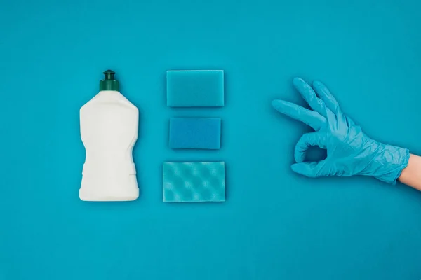 Обрезанное Изображение Женщины Показаны Знак Резиновые Защитные Перчатки Изолированные Синий — стоковое фото