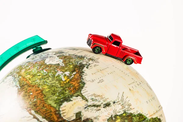 Крупным Планом Красный Пикап Игрушечный Автомобиль Верхом Глобус Изолированные Белом — стоковое фото