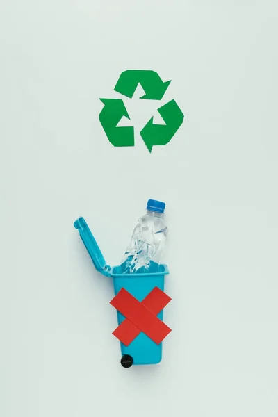 Вид Сверху Recycle Знак Мусорное Ведро Красным Крестом Пластиковые Бутылки — стоковое фото