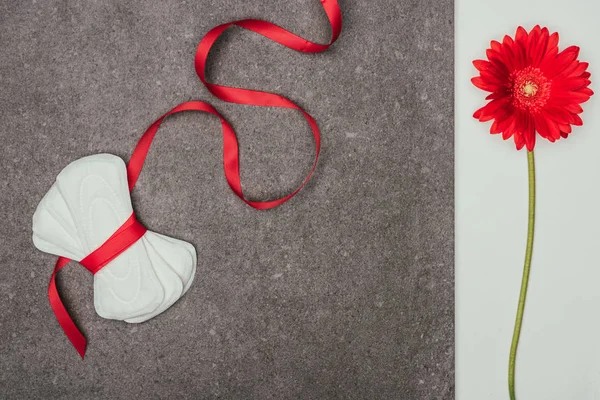 Вид Сверху Аранжированное Менструального Колодки Ленты Красный Цветок Серой Поверхности — стоковое фото
