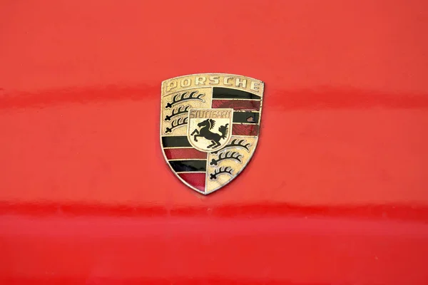 Старый и scrached Porsche знак крупным планом — стоковое фото