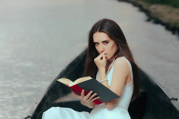 Ретро Женщина Чтение Книги Лодке Винтаж — стоковое фото