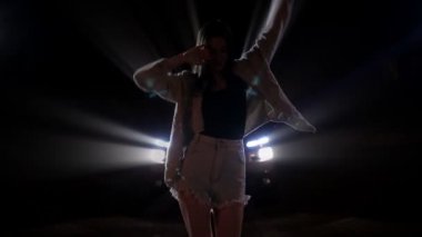 Сексуальная женщина танцует в Автомобильные фары ночью — стоковое видео