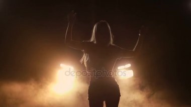 Радостный женщина танцует в Автомобильные фары ночью — стоковое видео