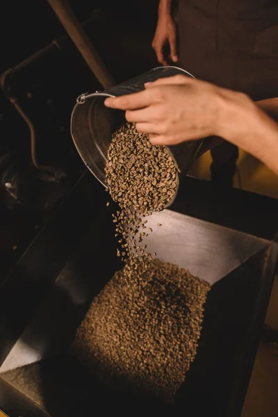 Частичное Представление Кофе Жаровня Наливая Кофе Зернах Жарки Машины — стоковое фото