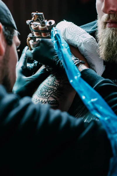 Cropped Shot Tattooing Process Tattoo Shoulder Salon — стоковое фото