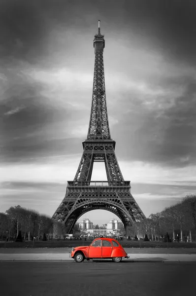 Эйфелева башня и старый красный автомобиль - Париж — стоковое фото