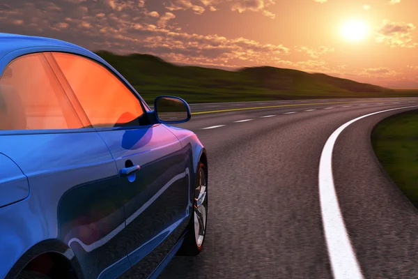 Синий автомобиль вождение по автобану в закат с motion blur — стоковое фото