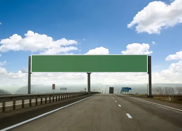 Рекламный щит на шоссе. Скайлайн — стоковое фото